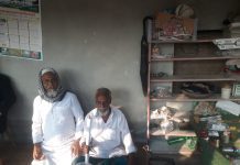 শ্রীনগরে চা দোকানি নির্বাচনে অংশগ্রহণ কারী এক নেতার নির্বাচনী ব্যানার পেয়ে ক্ষুব্ধ