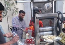 শ্রীনগরে ভাসমান আখের রসের দোকানেক্রেতাদের উপচে পড়া ভিড়