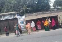 শ্রীনগরে মঙ্গল বেপারীর বাড়িতে সুশৃংখল পরিবেশে যাকাত বিতরণ