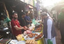 শ্রীনগরে দূষিত পরিবেশে বিক্রি হচ্ছে ইফতার সামগ্রী