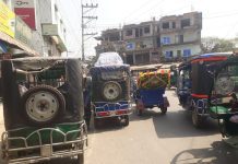 শ্রীনগরে ঈদ বাজার রাস্তায় তীব্র যানজট