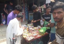 শ্রীনগরে আতশ বাজির দোকানে ক্রেতাদের ভিড়