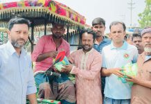 ব্যানার–ফেস্টুনের টাকা বাঁচিয়ে শ্রমজীবিদের মাঝে ঈদ উপহার বিতরণ