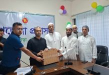 আগৈলঝাড়ায় মসজিদ ও এতিমখানায় সৌদির খেজুর বিতরণ